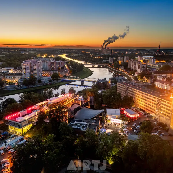 Festiwal Polskiej Piosenki w Opolu 2026 — panoramiczne ujęcie z drona nad amfiteatrem i centrum miasta, światła sceny i tłumy widzów, fotografia lotnicza AIRTJ